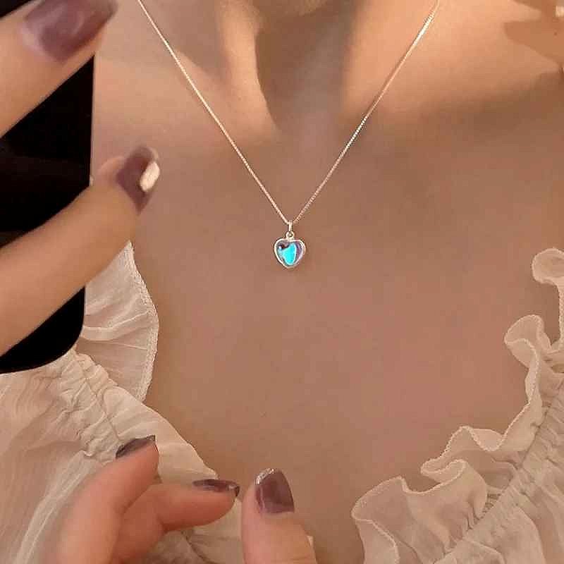 Effortless Layered Elegance — Moonstone Gradient Love Pendant Clavicle Necklace