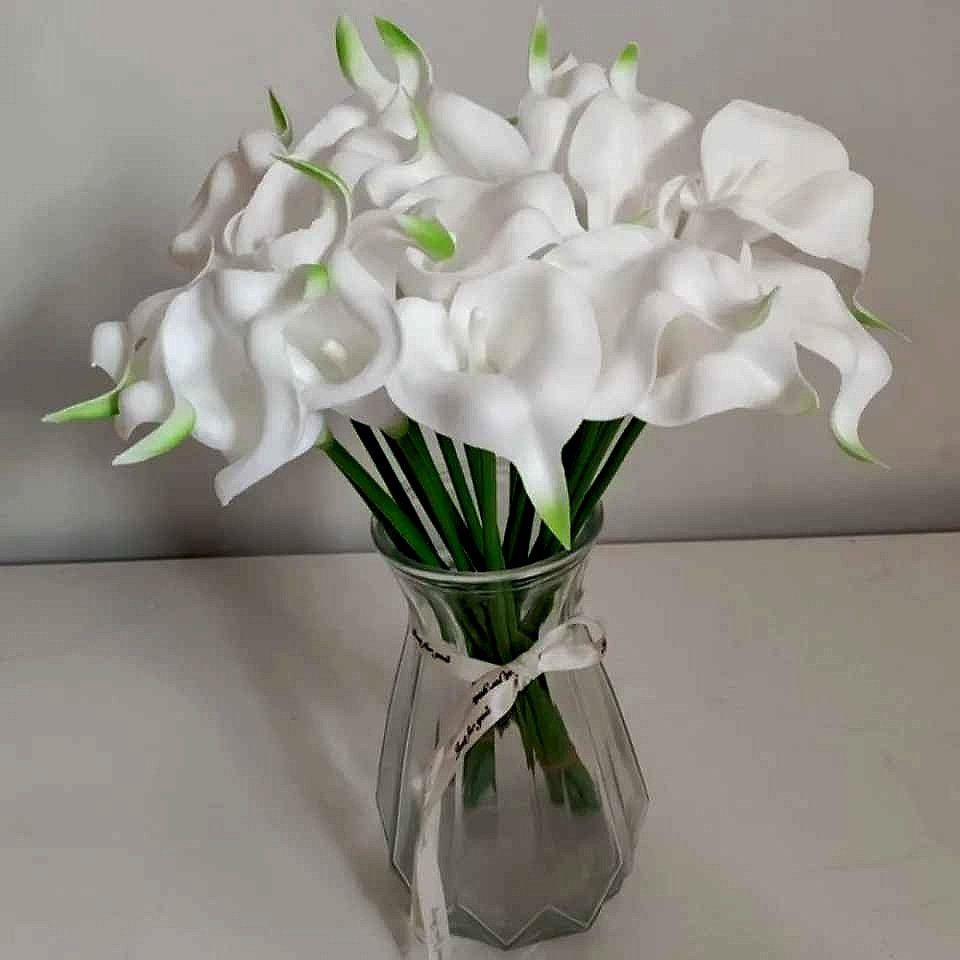 Handcrafted realistic silk calla lily artificial bouquet 20-piece Real Touch arrangement close-up detail view | BigMoetsy